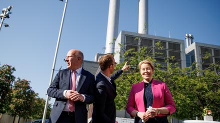 03.05.2024, Berlin: Kai Wegner (l, CDU), Regierender Bürgermeister von Berlin, Christian Feuerherd (M), Vorstandsvorsitzender der Vattenfall Wärme Berlin AG, und Franziska Giffey (r, SPD), Berliner Senatorin für Wirtschaft, Energie und Betriebe, vor dem Festakt zum Kaufabschluss der Vattenfall-Fernwärme an das Land Berlin. Nach einem zweijährigen Prozess wird Anfang Mai der Rückkauf vollzogen.