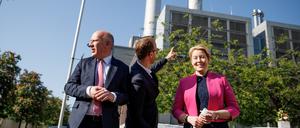 03.05.2024, Berlin: Kai Wegner (l, CDU), Regierender Bürgermeister von Berlin, Christian Feuerherd (M), Vorstandsvorsitzender der Vattenfall Wärme Berlin AG, und Franziska Giffey (r, SPD), Berliner Senatorin für Wirtschaft, Energie und Betriebe, vor dem Festakt zum Kaufabschluss der Vattenfall-Fernwärme an das Land Berlin. Nach einem zweijährigen Prozess wird Anfang Mai der Rückkauf vollzogen.