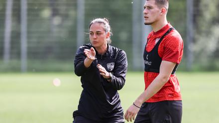 Neue Trainerin beim FC Ingolstadt. Sabrina Wittmann beim Training mit Spieler Mladen Cvjetinovic. 