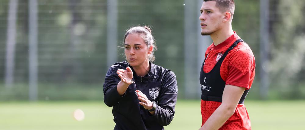 Neue Trainerin beim FC Ingolstadt. Sabrina Wittmann beim Training mit Spieler Mladen Cvjetinovic. 