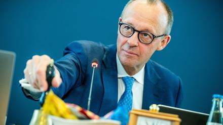 ARCHIV - 22.04.2024, Berlin: Friedrich Merz, CDU Bundesvorsitzender und Fraktionsvorsitzender der CDU/CSU Fraktion im Bundestag, nimmt an der Sitzung des CDU Bundesvorstands teil. (zu dpa: «Merz im Kampf gegen Extremisten für mehr parteipolitisches Engagement») Foto: Michael Kappeler/dpa +++ dpa-Bildfunk +++
