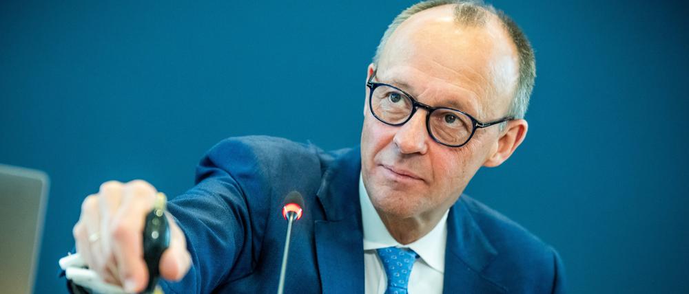 ARCHIV - 22.04.2024, Berlin: Friedrich Merz, CDU Bundesvorsitzender und Fraktionsvorsitzender der CDU/CSU Fraktion im Bundestag, nimmt an der Sitzung des CDU Bundesvorstands teil. (zu dpa: «Merz im Kampf gegen Extremisten für mehr parteipolitisches Engagement») Foto: Michael Kappeler/dpa +++ dpa-Bildfunk +++