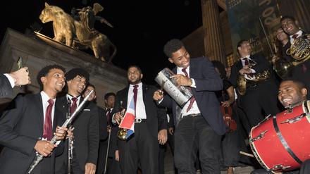 Beim Jugendorchestertreffen „Young Euro Classic“ wird manchmal auch nach dem Konzert noch auf der Freitreppe des Konzerthauses am Gendarmenmarkt weiter musiziert.