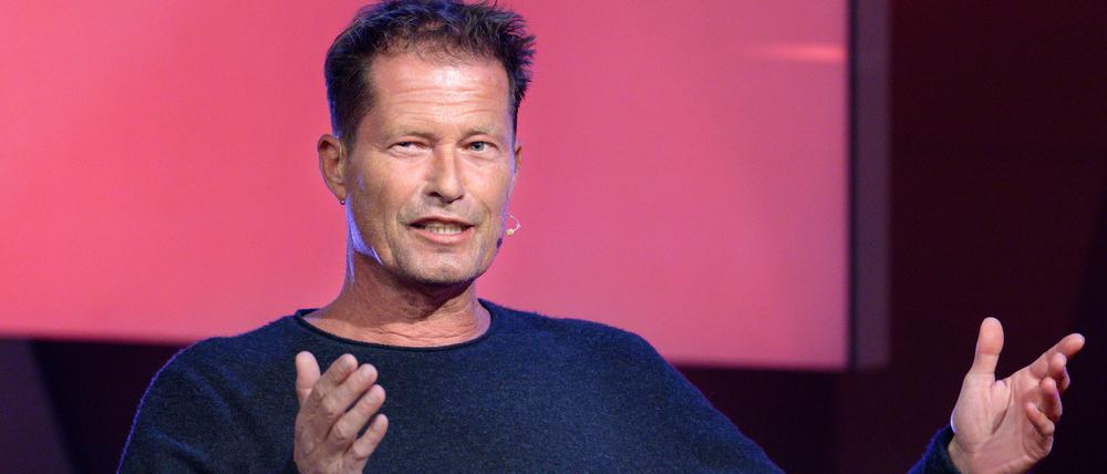 Schauspieler Til Schweiger sitzt beim RTL-Jahresrückblick „2023! Menschen, Bilder, Emotionen“ im Studio.