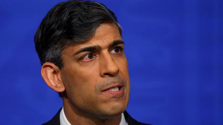 Der britische Premierminister Rishi Sunak bei einer Pressekonferenz in der Downing Street in London am 22. April 2024. 