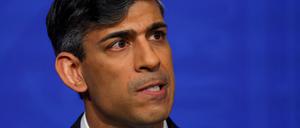 Der britische Premierminister Rishi Sunak bei einer Pressekonferenz in der Downing Street in London am 22. April 2024.