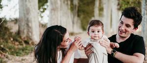 Väter nehmen laut einer Studie der Bertelsmann Stiftung noch immer weniger Elternzeit als Mütter.