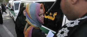 Unter strenger Aufsicht: Wer in Irans Straßen kein Kopftuch trägt, dem drohen schnell drakonische Strafen.