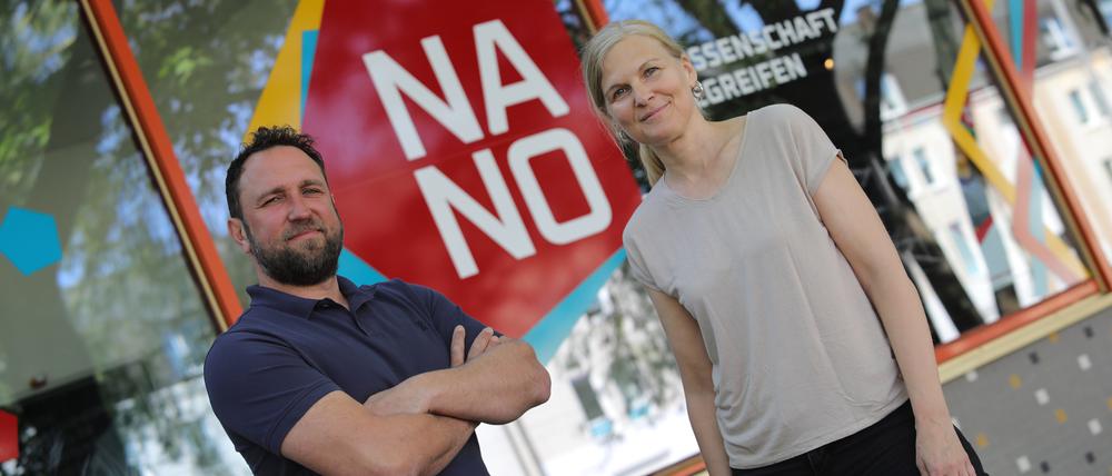 Sebastian Zimmermann (Leiter Nano) und Tuulia Faber (Sprecherin Kinderwelt GmbH) vor dem Nano.