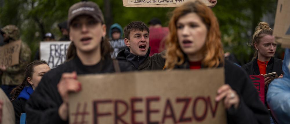 Menschen nehmen an einer Kundgebung teil und machen auf das Schicksal ukrainischer Kriegsgefangener aufmerksam.