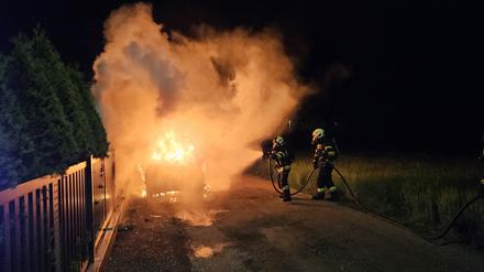 Einsatzkräfte der Feuerwehr versuchen einen Brand zu löschen. 