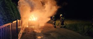 Einsatzkräfte der Feuerwehr versuchen einen Brand zu löschen. 