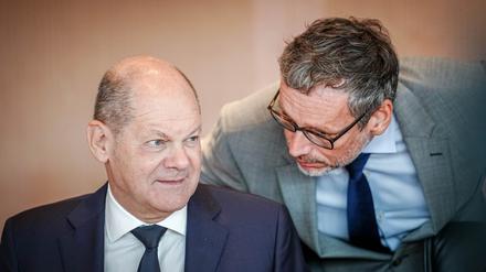 Der Kanzlerflüsterer Jens Plötner (rechts) berät Olaf Scholz aus dem Hintergrund.