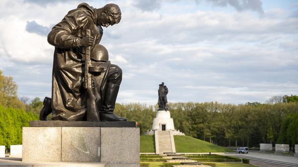 ARCHIV - 03.05.2022, Berlin: Die untergehende Sonne scheint auf das Sowjetische Ehrenmal im Treptower Park. (zu dpa: «Jahrestag des Kriegsendes - Polizei schützt Denkmäler») Foto: Christophe Gateau/dpa +++ dpa-Bildfunk +++
