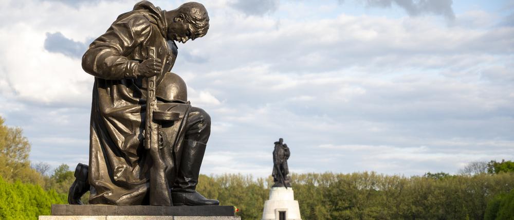 Die untergehende Sonne scheint auf das Sowjetische Ehrenmal im Treptower Park.