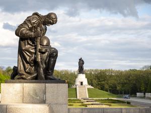 ARCHIV - 03.05.2022, Berlin: Die untergehende Sonne scheint auf das Sowjetische Ehrenmal im Treptower Park. (zu dpa: «Jahrestag des Kriegsendes - Polizei schützt Denkmäler») Foto: Christophe Gateau/dpa +++ dpa-Bildfunk +++