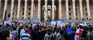 Demonstrierende in Tiflis.