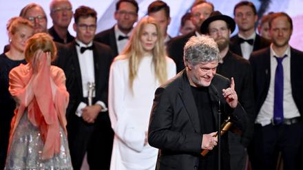 Das Team vom Film „Sterben“ um Regisseur Matthias Glasner (vorn) freut sich bei der Verleihung des Deutschen Filmpreises über die Lola in Gold. 