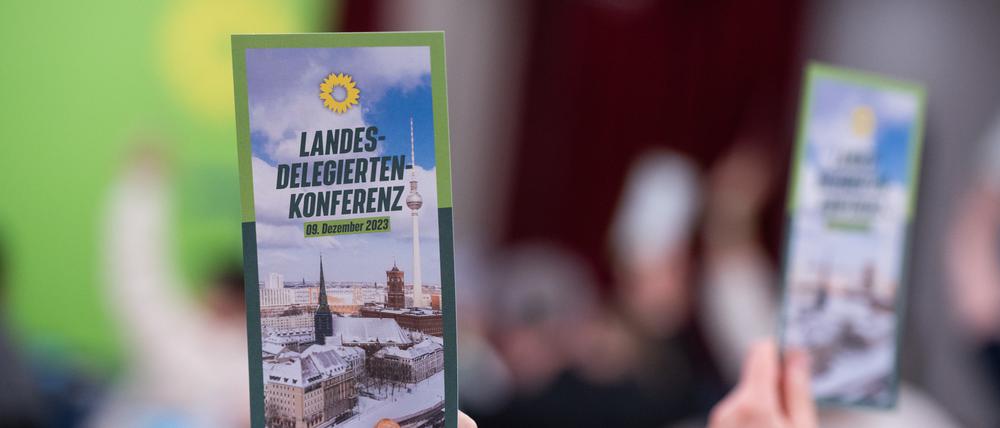 Berliner Grüne beraten auf Parteitag über Stärkung der Demokratie.