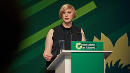 Nina Stahr (Bündnis90/Die Grünen), Landesvorsitzende, spricht bei der Landesdelegiertenkonferenz ihrer Partei im Estrel Convention Center. Thema ist insbesondere ein konsequenteres Vorgehen gegen rechtsextremes Gedankengut. 