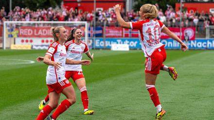Die Spielerinnen des FC Bayern München feiern die sechste deutsche Meisterschaft.