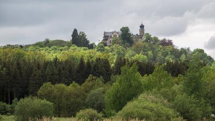 Wie der Deutsche Wetterdienst am Samstag mitteilte, soll es am Sonntag weiterhin eher kühl und bewölkt werden, außerdem gibt es immer wieder Wind und Regen.