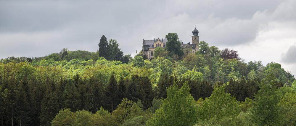 Wie der Deutsche Wetterdienst am Samstag mitteilte, soll es am Sonntag weiterhin eher kühl und bewölkt werden, außerdem gibt es immer wieder Wind und Regen. 