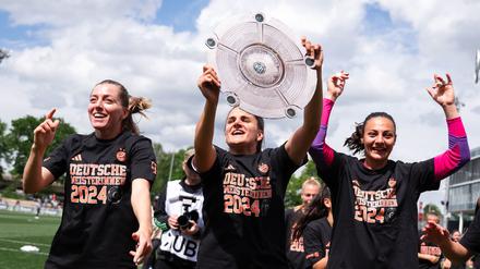 Die Fußballerinnen des FC Bayern feiern den vorzeitigen Titelgewinn.