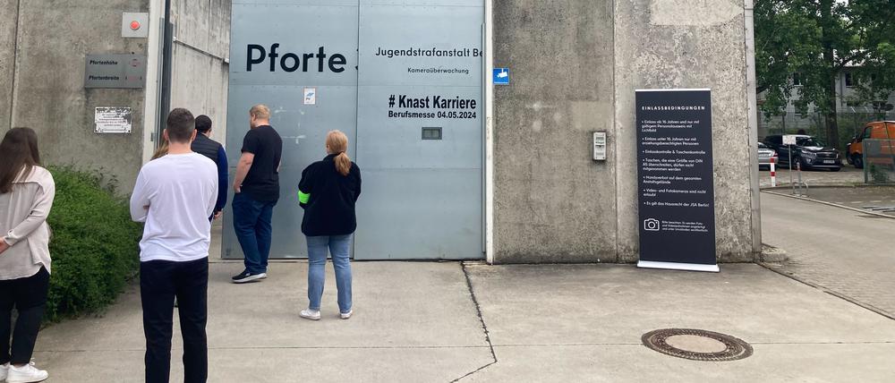 „Knastkarriere“ in Berliner Gefängnissen: Erste Berufsmesse des Berliner Justizvollzugs soll gegen Personalmangel helfen