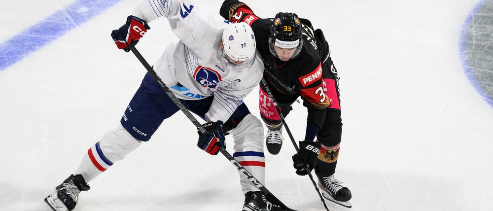 Enges Ding. Deutschlands John-Jason Peterka (r.) spielt gegen Frankreichs Sacha Treille.