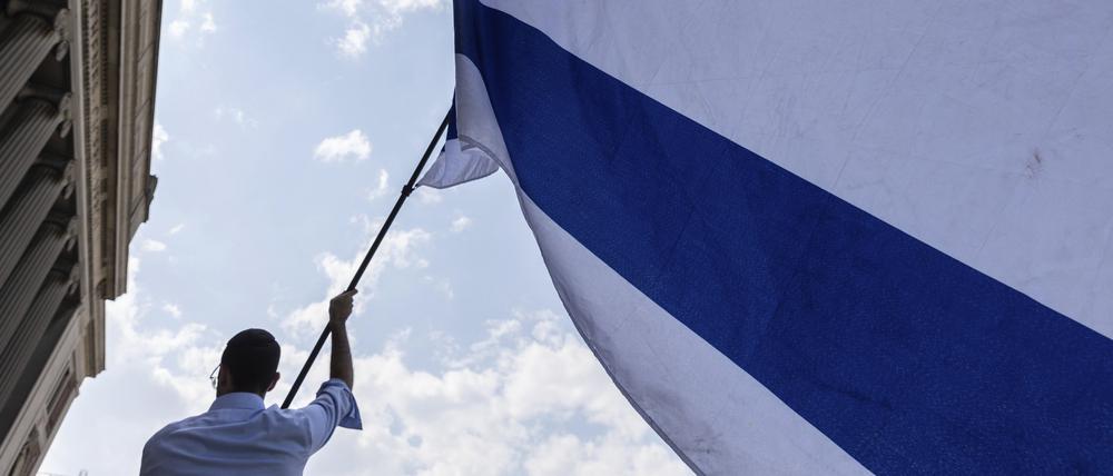 Ein Mann schwenkt eine Israel-Flagge
