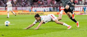 Im Sturzflug. Der 1. FC Köln (links Max Finkgräfe, hier gegen Freiburgs Lucas Höler) steht kurz vor dem Abstieg. 