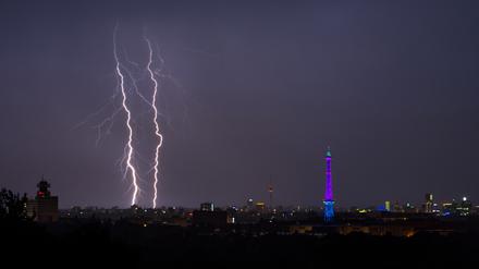Blitze zucken über den Himmel von Berlin.