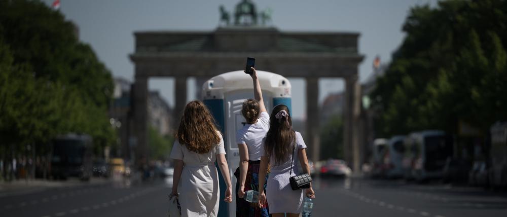  Eine Frau macht vor ihren Freundinnen, mit denen sie Urlaub in Berlin macht, ein Foto von einem mobilen Toilettenhaus, dass bereits auf der Straße des 17. Juni steht. Diese wird ab dem 06. Mai durchgehend bis 26. Juli für den Kfz- und Radverkehr zwischen Großer Stern und Brandenburger Tor gesperrt. Hauptgrund ist Fanzone zur Fussball-Europameisterschaft - aber auch andere Veranstaltungen, die davor stattfinden.
