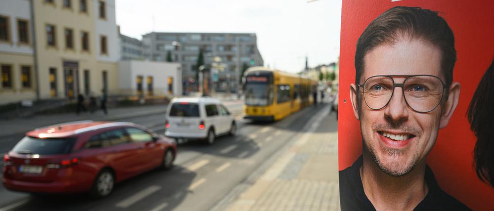 Ein Wahlplakat des sächsischen SPD-Spitzenkandidaten zur Europawahl, Matthias Ecke hängt an der Schandauer Straße im Stadtteil Striesen an einem Laternenmast. 