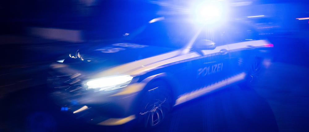 Ein Streifenwagen ist mit Blaulicht im Einsatz.