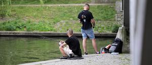 Angler an der Alten Fahrt in Potsdam.