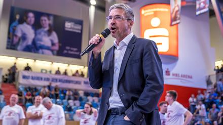 Oberbürgermeister Mike Schubert (SPD) bei einem Handballspiel des 1. VfL Potsdam.