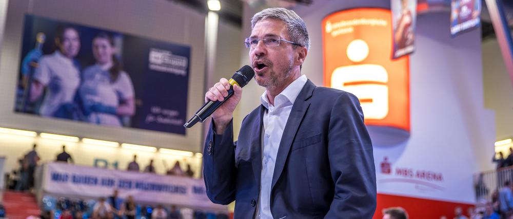 Klassischer Repräsentationstermin beim Sport: Oberbürgermeister Mike Schubert (SPD) hält am Samstag eine Rede zum Aufstieg des 1. VfL Potsdam in die 1. Handball-Bundesliga. Doch war Schubert in Hallen und Stadien immer nur zur Repräsentation?