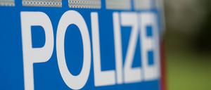 ARCHIV - 06.05.2021, Baden-Württemberg, Stuttgart: Das Wort Polizei steht auf der Karosserie eines Volkswagen Caddy. (zu dpa: «Müllwagen bleibt an Tunnel hängen - Ladeklappe landet auf Auto») Foto: Marijan Murat/dpa +++ dpa-Bildfunk +++