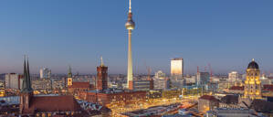 Ein Blick über das abendliche Berlin Richtung Alexanderplatz.