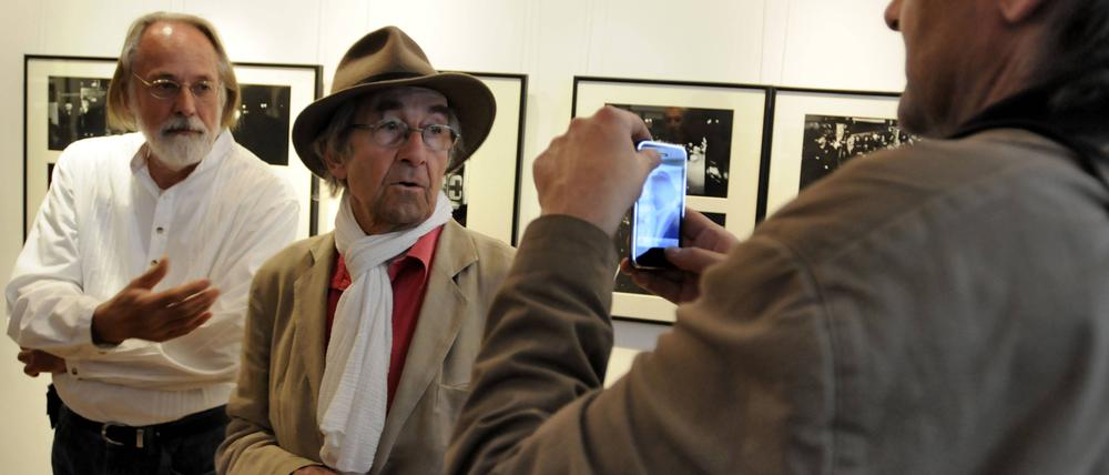 Norbert Bunge (l.) während einer Eröffnung in seiner Galerie.