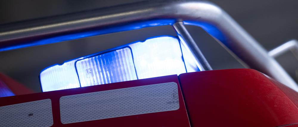 Ein Blaulicht leuchtet auf einem Feuerwehrwagen.