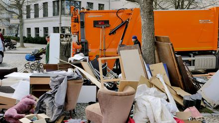 06.04.2023, Berlin - Deutschland. Am BSR-Kieztag im Prenzlauer Berg wird Sperrmüll entsorgt. *** 06 04 2023, Berlin Germany Bulky waste is disposed of on BSR Kieztag in Prenzlauer Berg