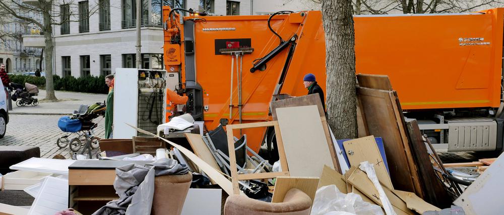 06.04.2023, Berlin - Deutschland. Am BSR-Kieztag im Prenzlauer Berg wird Sperrmüll entsorgt. *** 06 04 2023, Berlin Germany Bulky waste is disposed of on BSR Kieztag in Prenzlauer Berg