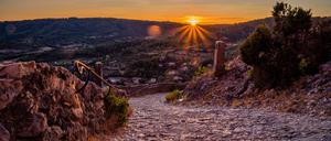 Sonnenuntergang über einem Bergweg nahe der französischen Ortschaft Moustiers-Sainte-Marie.