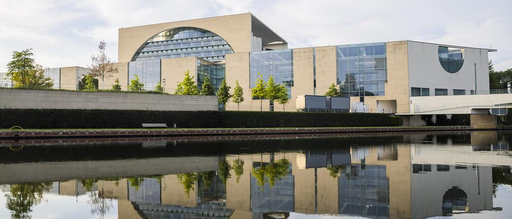 ARCHIV - 19.08.2023, Berlin: Das Bundeskanzleramt spiegelt sich in der Spree.  (zu dpa: «Umfrage: Mehrheit für Komplettumzug der Regierung von Bonn nach Berlin») Foto: Christoph Soeder/dpa +++ dpa-Bildfunk +++