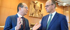 Friedrich Merz (r) wartet zusammen mit Alexander Dobrindt im Bundesverfassungsgericht auf den Beginn der Verhandlung über die Wahlrechtsreform der Ampel-Koalition. 