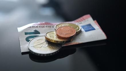 12,41 Euro beträgt der Mindestlohn aktuell. Eine Mehrheit wünscht sich 15 Euro.