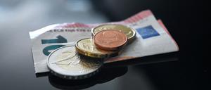 12,41 Euro beträgt der Mindestlohn aktuell. Eine Mehrheit wünscht sich 15 Euro.